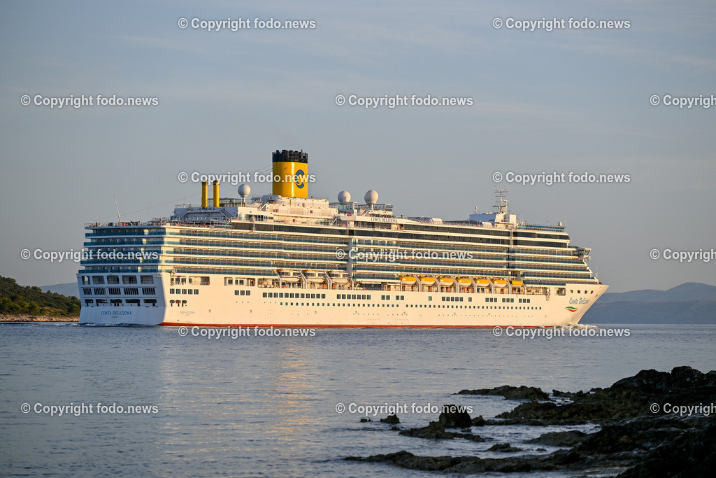 Kroatien_ Brac_ Insel in Dalmatien_ Milna_ 29.07.2025-5 | 29.07.2025, Kroatien, HRV, Brac, Insel in Dalmatien, Milna im Bild Themenbild, Kreuzfahrtschiff, Schiff, Durchfahrt Splitska Vrata zwischen den Inseln Solta und Brac, in der Morgen Sonne, Sonnenaufgang, Meer, Adria, Touristen, Tourismus, Urlaub, Feature, SymbolbildDie Costa Deliziosa ist ein mittelgroßes Kreuzfahrtschiff der italienischen Reederei Costa Kreuzfahrten. Es wurde 2010 in Dienst gestellt und bietet Platz für bis zu 2.826 Passagiere.