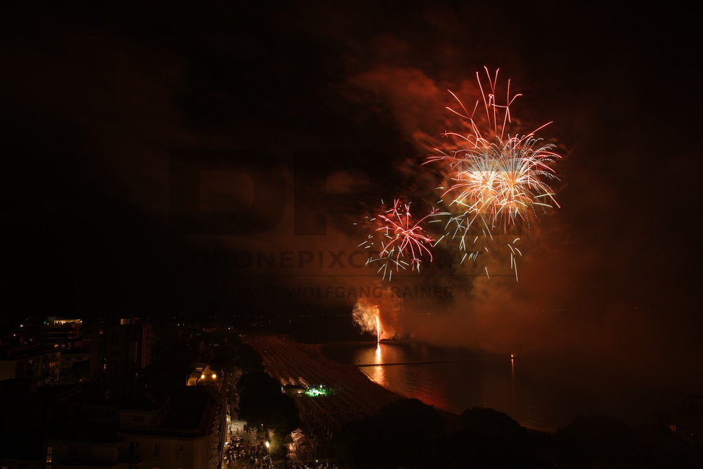 Ferragosto Fireworks in Grado, Italy | GRADO, ITALY, 15.AUG.26 - FIREWORKS - Ferragosto fireworks over the Adriatic Sea in Grado, Italy. Colorful fireworks light up the night sky above the beach, coastline and waterfront during the traditional summer celebration. - Realisiert mit Pictrs.com
