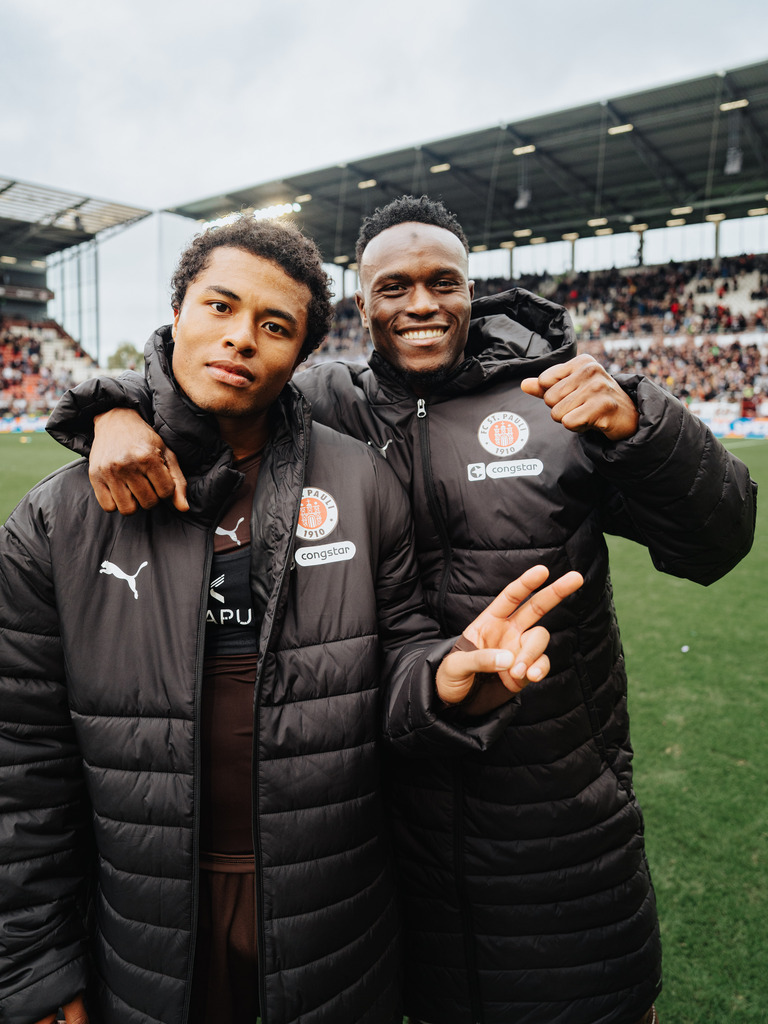 HEN05574 | Der offizielle Shop für FC St. Pauli Fotos. Wähle aus Spielszenen & Fanmomenten dein FCSP Wunschformat. Wir liefern Millerntor-Atmosphäre.