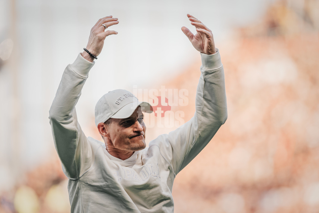 Fußball | Männer | Saison 2025/2026  | Fußball-Bundesliga | 27. Spieltag | FC St. Pauli vs. SC Freiburg | 22.04.2026 | Alexander Blessin (Trainer, FC St. Pauli) heizt die Fans ein