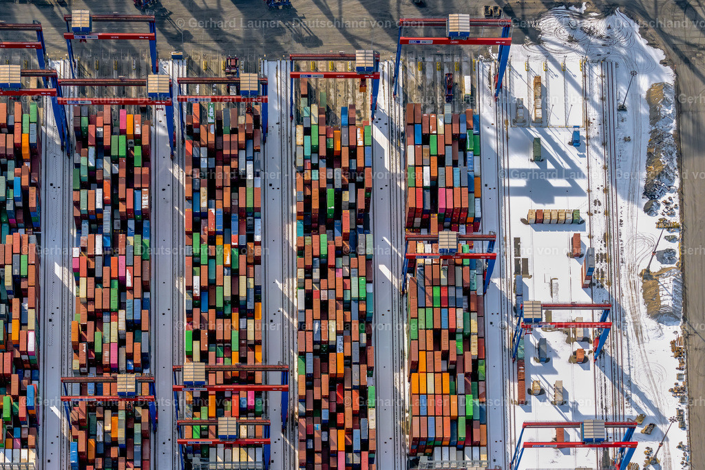 4044613 | HAMBURG 14.02.2021 Containerterminal im Containerhafen des Überseehafen Burchardkai von Eurogate im Ortsteil Waltershof in Hamburg, Deutschland. Weiterführende Informationen bei: EUROGATE GmbH &amp; Co. KGaA, KG,  HPA Hamburg Port Authority. // Container Terminal in the port of the international port Burchardkai von Eurogate in the district Waltershof in Hamburg, Germany. Further information at: EUROGATE GmbH &amp; Co. KGaA, KG,  HPA Hamburg Port Authority. Foto: Gerhard Launer
