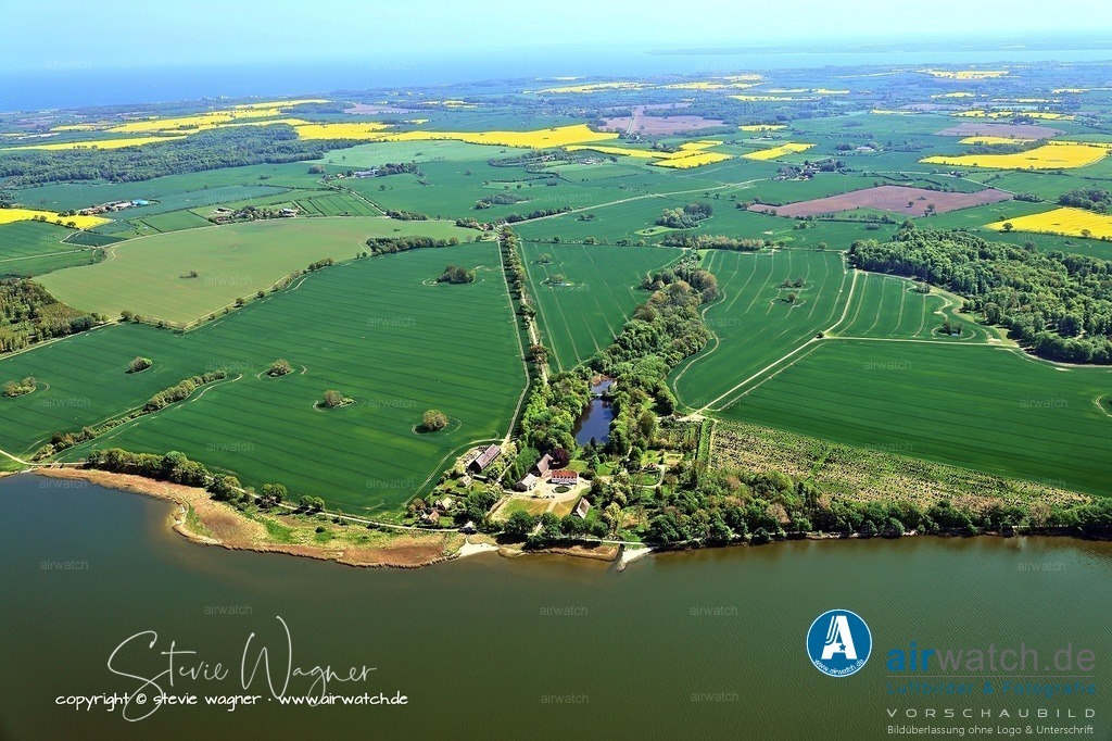 Luftbild Ostseefjord Schlei, Gemeinde Thumby, Gut Bienebek | Das im 17. Jahrhundert errichtete Herrenhaus wurde mehrmals umgebaut.Das Gut wurde 1887 von der herzoglichen Familie Schleswig-Holstein-Sonderburg-Glücksburg zusammen mit dem Dorf Sieseby für 615.000 Reichstaler erworben.