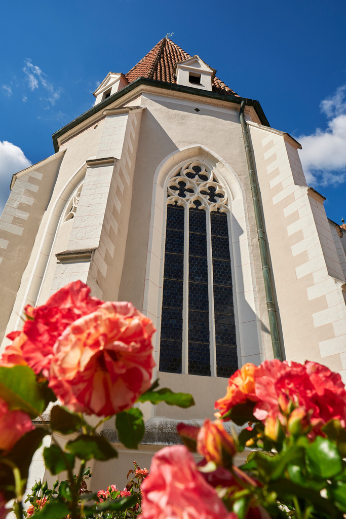Pfarrkirche in Kirchschlag mit Rosenstock | Kirchschlag, Austria - August 19, 2020: Pfarrkirche in Kirchschlag mit Rosenstock. - Realisiert mit Pictrs.com