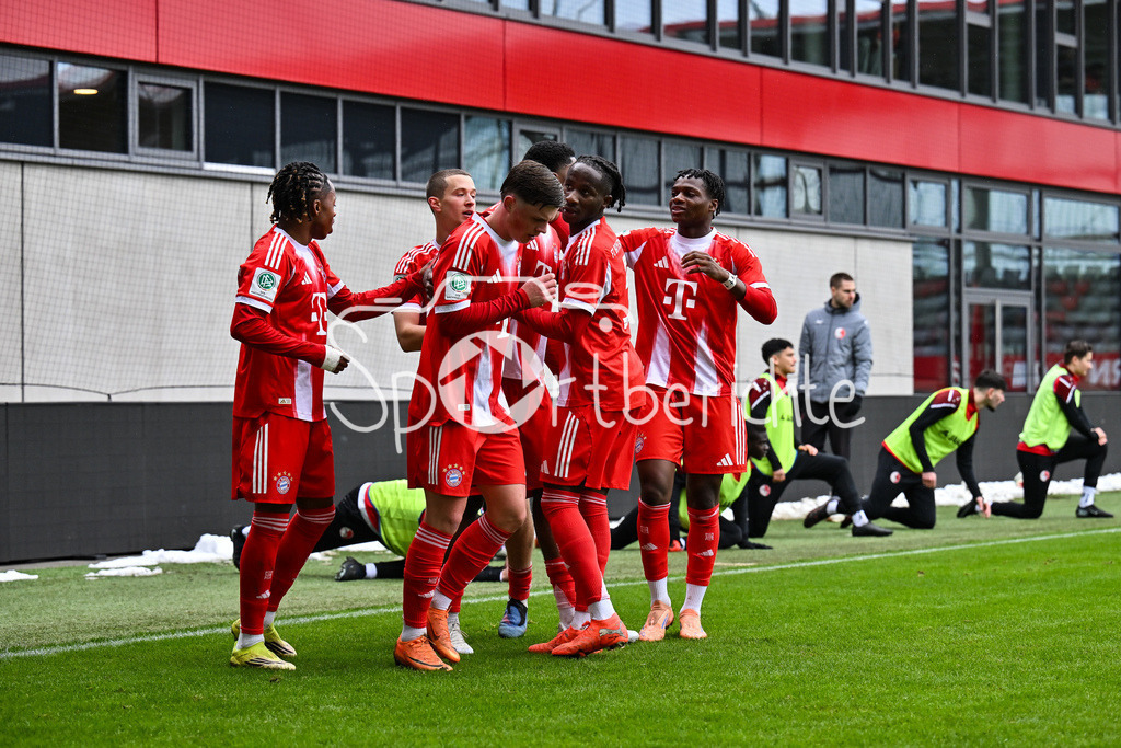 FC Bayern München - Berliner Athletik Klub | MUNICH, GERMANY - 21. FEBRUARY: Jubel der Bayern nach dem Treffer zum 3-1 durch Allen LAMBE (FC Bayern München U19 8) / Tor / Torschuetze / Freude / Happy während dem Spiel zwischen der U19 des FC Bayern München und der U19 des Berliner Athletik Klubs am 3. Spieltag der DFB-U19 Nachwuchsliga am FC Bayern Campus