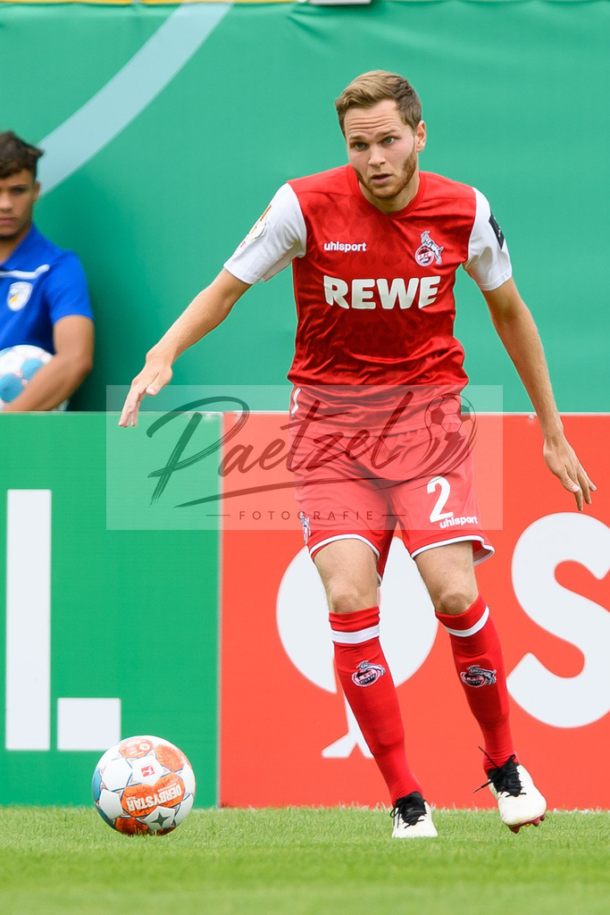 JENKOE20210808_174 | Fussball, Herren: Benno Schmitz (1. FC Koeln) in Aktion, am Ball, Einzelaktion beim Spiel der 1. Runde im DFB-Pokal zwischen FC Carl Zeiss Jena und 1. FC Koeln im Ernst-Abbe-Sportfeld am 08.08.2021 in Jena, Deutschland.DFB / DFL REGULATIONS PROHIBIT ANY USE OF PHOTOGRAPHS AS IMAGE SEQUENCES AND/OR QUASI-VIDEO. - Realisiert mit Pictrs.com