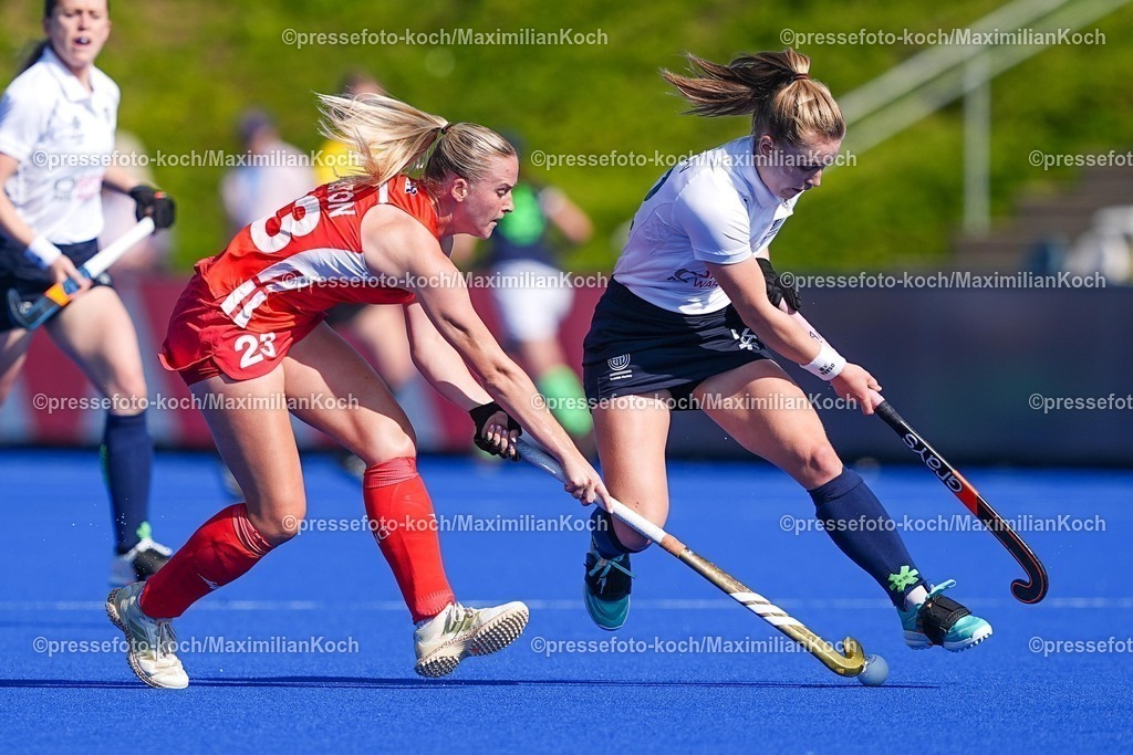 xydrx10082501014 | 10.08.2025, xydrx, Frauen EuroHockey Championship 2025, Gruppenphase, Gruppe B, England - Schottland, Sparkassenpark Mönchengladbach: Sophie Hamilton (ENG #23) im Zweikampf gegen Charlotte Watson (SCO #12)