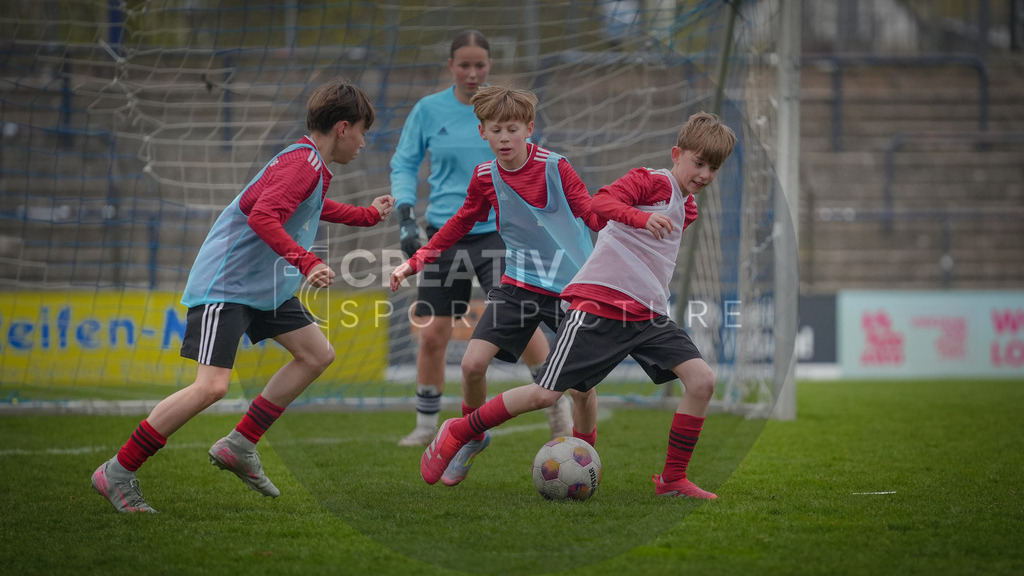 Fußball, Nachwuchs, Training, DFB, Demo-Einheit der Trainingsphilosophie Deutschland im Karl-Liebknecht-Stadion Potsdam, | Fußball, Nachwuchs, Training, DFB, Demo-Einheit der Trainingsphilosophie Deutschland im Karl-Liebknecht-Stadion Potsdam, Im Bild: Ein Zweikampf im Trainingsspiel. - Realisiert mit Pictrs.com