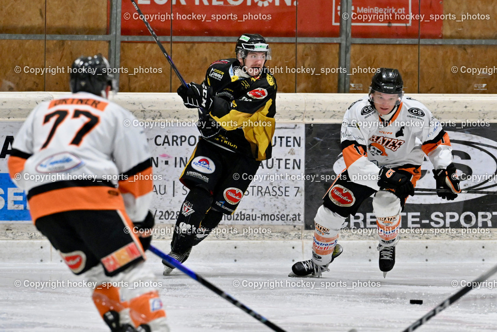 ECS MET PHOTOVOLTAIK HORNETS SPITTAL vs. USC USC PIRATES VELDEN | #90 Ogertschnig Joshua EC Hornets Spittal, #17 Wohlfahrt Benedikt Elias USC PIRATES VELDEN, ECS MET PHOTOVOLTAIK HORNETS SPITTAL vs. USC USC PIRATES VELDEN, ECS MET PHOTOVOLTAIK HORNETS SPITTAL vs. USC USC PIRATES VELDEN am 01.11.2025 in Spittal an der Drau (Eissportzentrum Spittal), Austria, (Photo by Bernd Stefan)