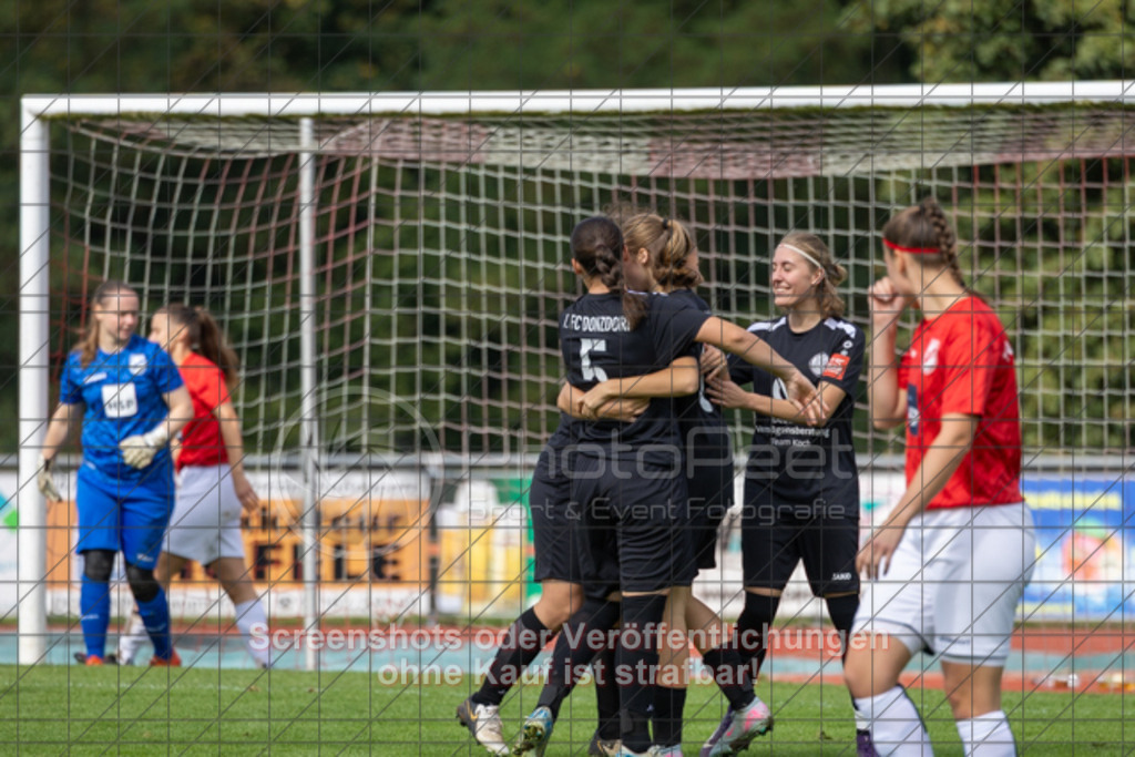 20250928_130612_0106 | #,1.FC Donzdorf (schwarz) vs. TV Derendingen (rot), Fussball, Frauen-Verbandsliga Württemberg, 03. Spieltag, Saison 2025/2026, Rasenplatz Lautertal Stadion, Süßener Straße 16, 73072 Donzdorf, 28.09.2025 - 13:00 Uhr,Foto: PhotoPeet-Sportfotografie/Peter Harich