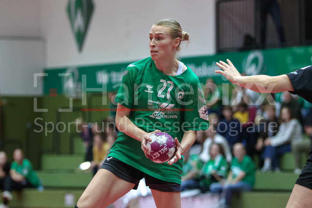Handball, 2. Bundesliga Frauen, SV Werder Bremen - Kurpfalz Bären | v.li.: Emma Ruwe (SV Werder Bremen, 27) am Ball, Spielszene, Aktion, Action, Portrait, Nahaufnahme, Einzelfoto, Einzelbild