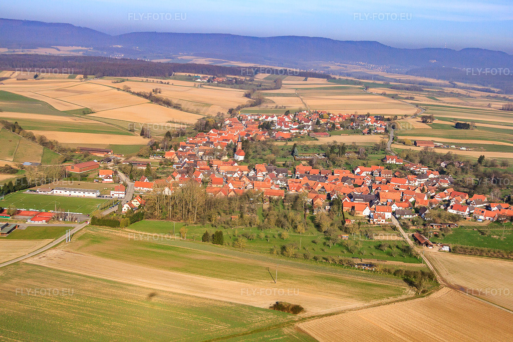 Vue aérienne: Vue de la ville depuis le sud-est à Hunspach dans le département Bas Rhin, France – .Photo: IMG_62703.jpg prise le 09/03/2014 par Werner Riehm/FLY-FOTO.eu – Résolution de l'original: 4752 x 3168 px