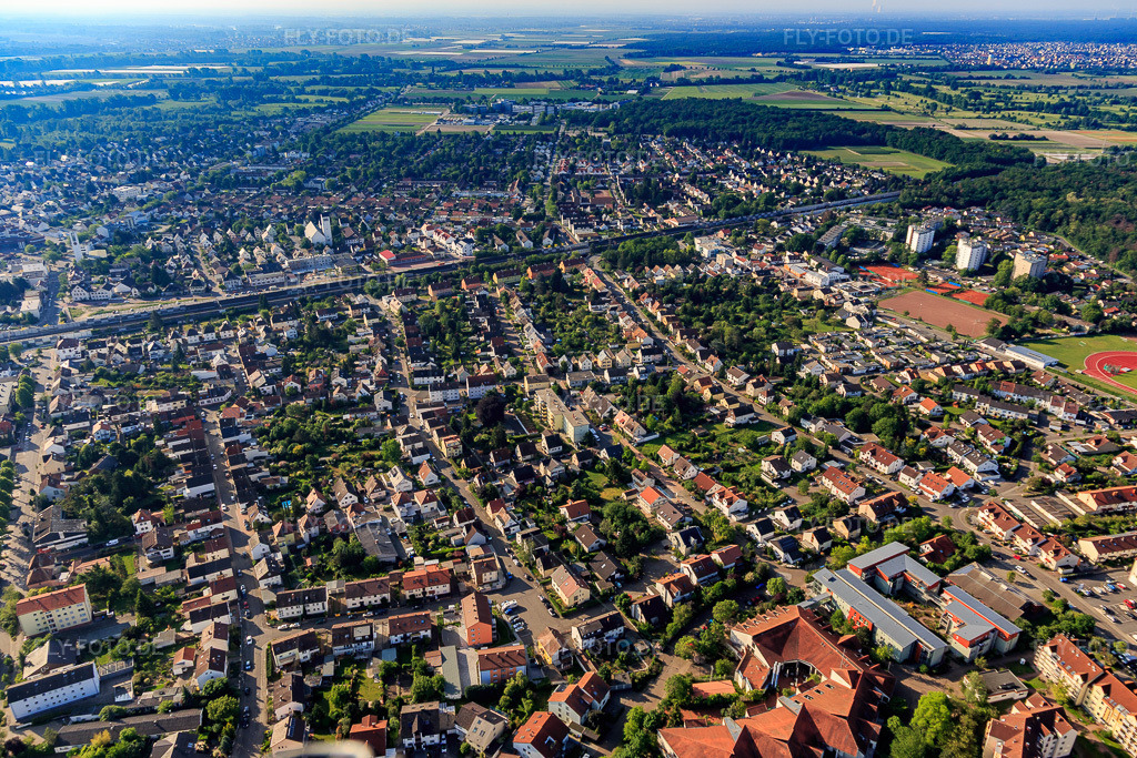 Luftbild: Stadtansicht von Nordwesten in Limburgerhof im Bundesland Rheinland-Pfalz in Deutschland. Foto: IMG_114212.jpg vom 26.05.2019 durch Werner Riehm/FLY-FOTO.de