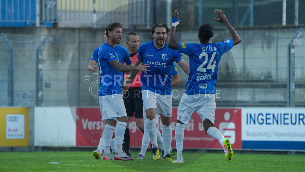 Fußball, Herren, Saison 2025/2026, Regionalliga Nordost, 6. Spieltag, FSV 63 Luckenwalde vs. VSG Altglienicke, Freitag 28.08.2025, Werner-Seelenbinder-Stadion Luckenwalde | Fußball, Herren, Saison 2025/2026, Regionalliga Nordost, 6. Spieltag, FSV 63 Luckenwalde vs. VSG Altglienicke, Freitag 28.08.2025, Werner-Seelenbinder-Stadion Luckenwalde, Im Bild: Jubel bei der VSG Altglienicke nach dem Führungstreffer um Torschütze Jonas Nietfeld (m.), Philip Türpitz (l.) und Sydney Mohamed Sylla (r.) - Realisiert mit Pictrs.com