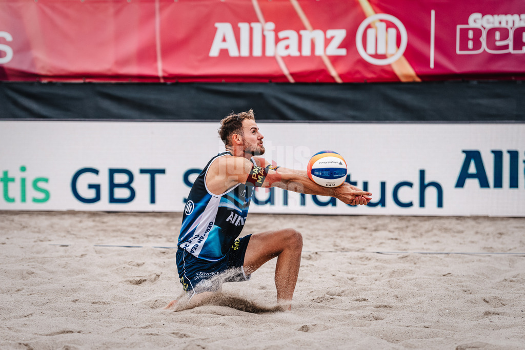 Beachvolleyball | Männer | Allianz German Beach Tour 2024 | Tourstop Kühlungsborn 2 | 18.08.2024 | Jonas Sagstetter spielt den Ball