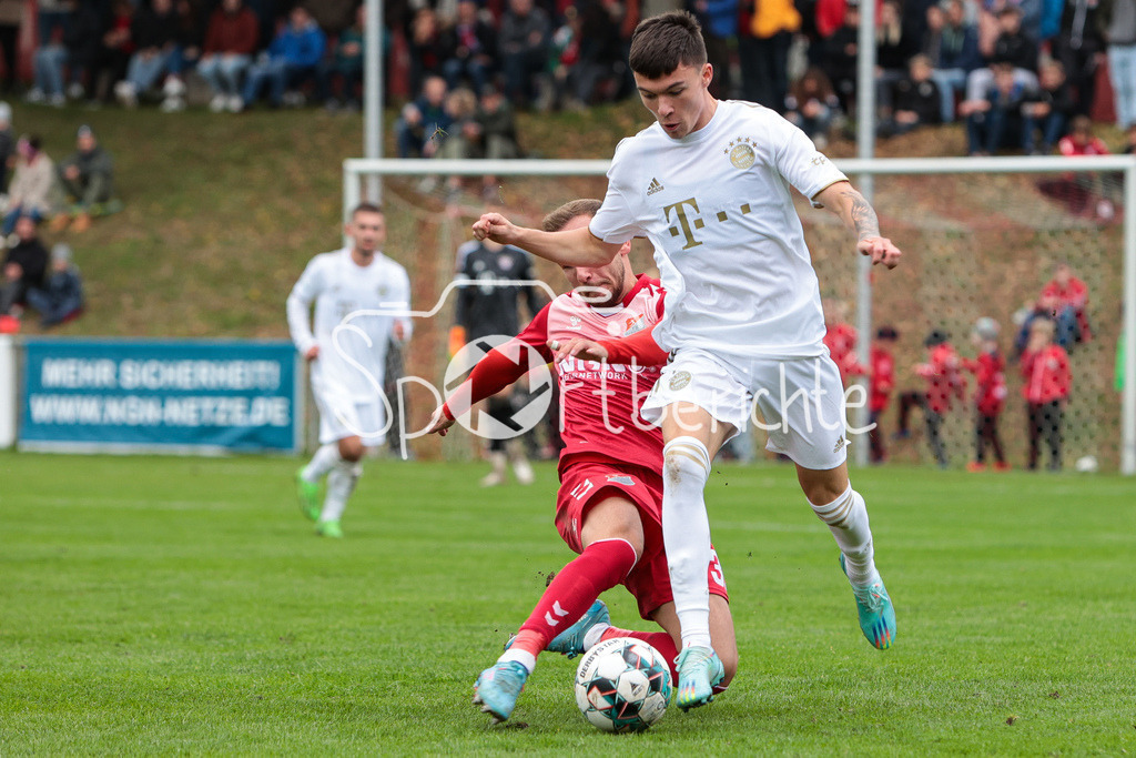 TSV Aubstadt - FC Bayern Amateure | Leon HEINZE (FCB #31) im Duell mit Barry HEPBURN (FCB #45)