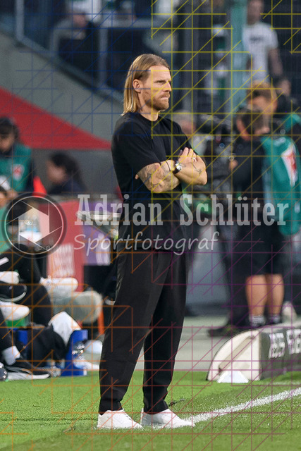 Borussia Mönchengladbach vs Eintracht Frankfurt - Bundesliga  | Mönchengladbach, Deutschland, 27.09.25:   Trainer Eugen Polanski (Borussia Mönchengladbach) schaut waehrend des Spiels der Bundesliga zwischen Borussia Mönchengladbach vs Eintracht Frankfurt im Stadion im Borussia Park(Foto von Brauer-Fotoagentur / Adrian Schlueter)