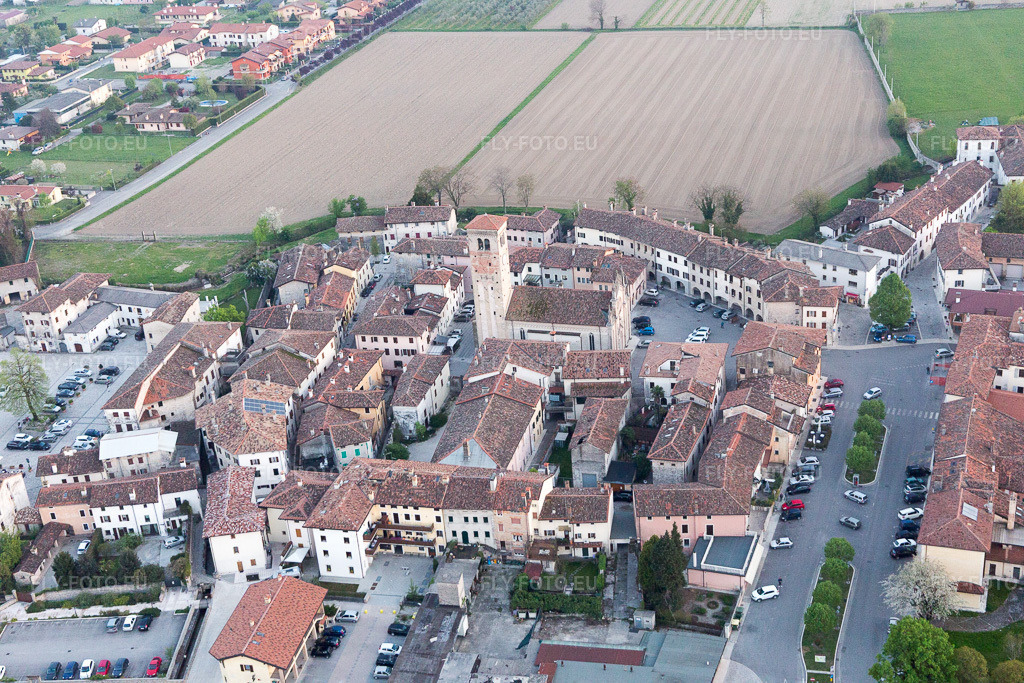 Vue aérienne: Vue de la ville à Bando dans le département Frioul-Vénétie Julienne, Italie. Photo: IMG_099022.jpg prise le 08/04/2017 par Werner Riehm/FLY-FOTO.eu – Résolution de l'original: 5472 x 3648 px