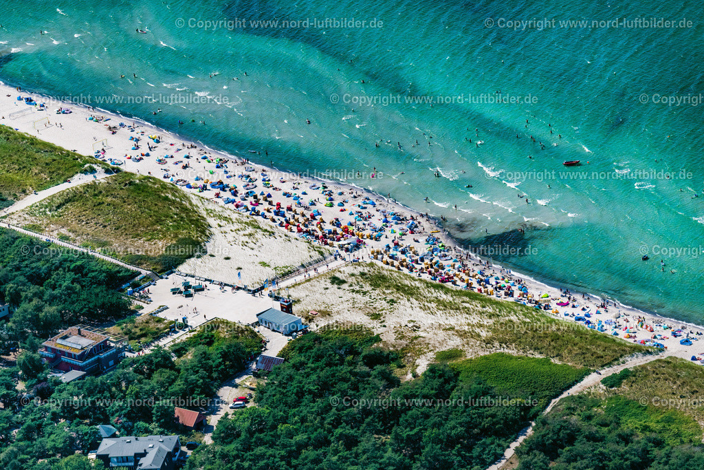 Wustrow_ELS_5522100822 | OSTSEEBAD WUSTROW 10.08.2022 Strandkorb- Reihen am Sand- Strand im Küstenbereich der Ostsee in Ostseebad Wustrow im Bundesland Mecklenburg-Vorpommern, Deutschland. Weiterführende Informationen bei: Kurverwaltung Ostseebad Wustrow. // Beach chair on the sandy beach ranks in the coastal area of Baltic Sea in Ostseebad Wustrow in the state Mecklenburg - Western Pomerania, Germany. Further information at: Kurverwaltung Ostseebad Wustrow. Foto: Martin Elsen