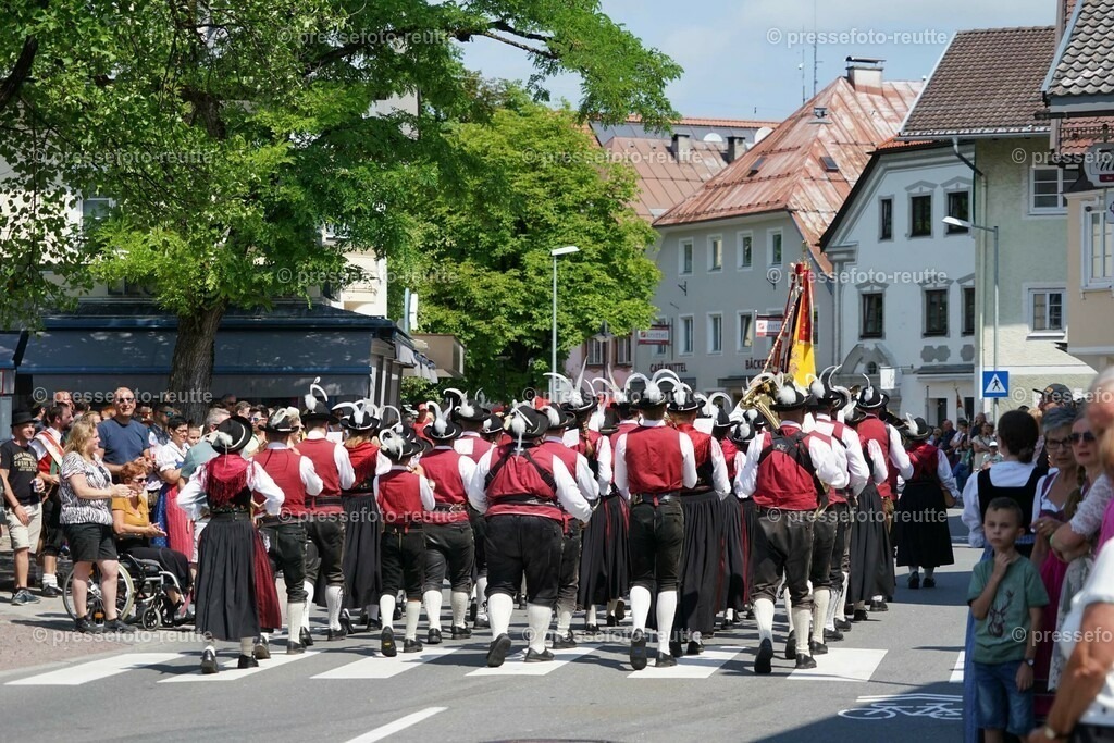 08e-HOEFEN-Bundesmusikfest-2023-Juni16-Reutte-DSC06432 | Info aus dem Bezirk Reutte/Ausserfern Tirol sowie eine umfangreiche Bilddatenbank über die gesamte Region: Lechtal, Talkessel Reutte, Tannheimertal, Zwischentoren. Lech, Plansee, Zugspitze, Grenztunnel, B179, Fernpassstraße, Verkehr, Lawinen, Tradition, - Realisiert mit Pictrs.com