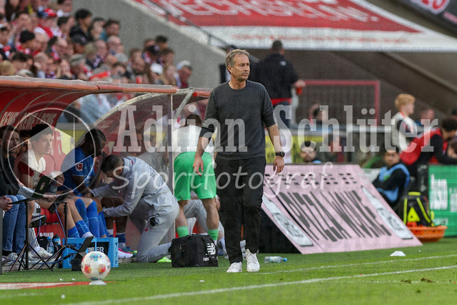 25.04.2026, GER, Fussball, Herren, 1. BL, Saison 2025/2026, 1. FC Köln - Bayer 04 Leverkusen | Trainer Kasper Hjulmand (Bayer 04 Leverkusen) schaut 