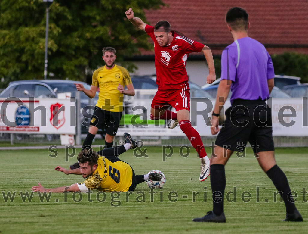 2023-09-07_054_FC_Finsing_gegen_FC_Moosinning_II | Finsing, Deutschland, 07.09.2023:
Fußball, Kreisliga 2023 / 2024, 8. Spieltag, FC Finsing gegen FC Moosinning II, Endergebnis: 3:0

Sebastian Schmid (FC Moosinning, #6), Andre Huber (FC Finsing, #9), Schiedsrichter Noar Aliu

Foto: Christian Riedel / fotografie-riedel.net