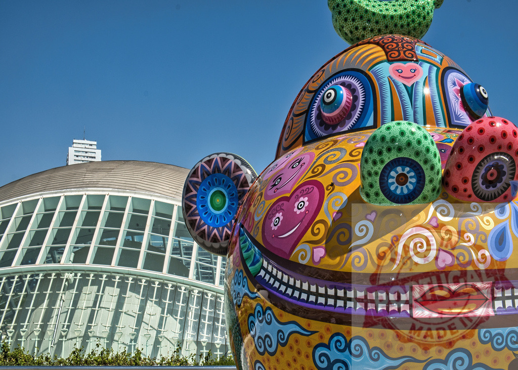 Okuda San Miguel sculpture at City of Arts and Sciences Valencia | Colorful Okuda San Miguel sculpture displaying unique patterns in front of modern architecture - Realisiert mit Pictrs.com