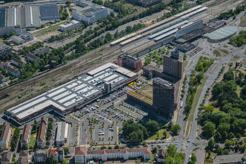 4036320 | BRAUNSCHWEIG 31.07.2020 Gleisverlauf und Gebäude des Hauptbahnhofes der Deutschen Bahn am Willy-Brandt-Platz in Braunschweig im Bundesland Niedersachsen. Weiterführende Informationen bei: DB Netz AG,  DB Station &amp; Service AG. // Track progress and building of the main station of the railway on place Willy-Brandt-Platz in Braunschweig in the state Lower Saxony. Further information at: DB Netz AG,  DB Station &amp; Service AG. Foto: Gerhard Launer