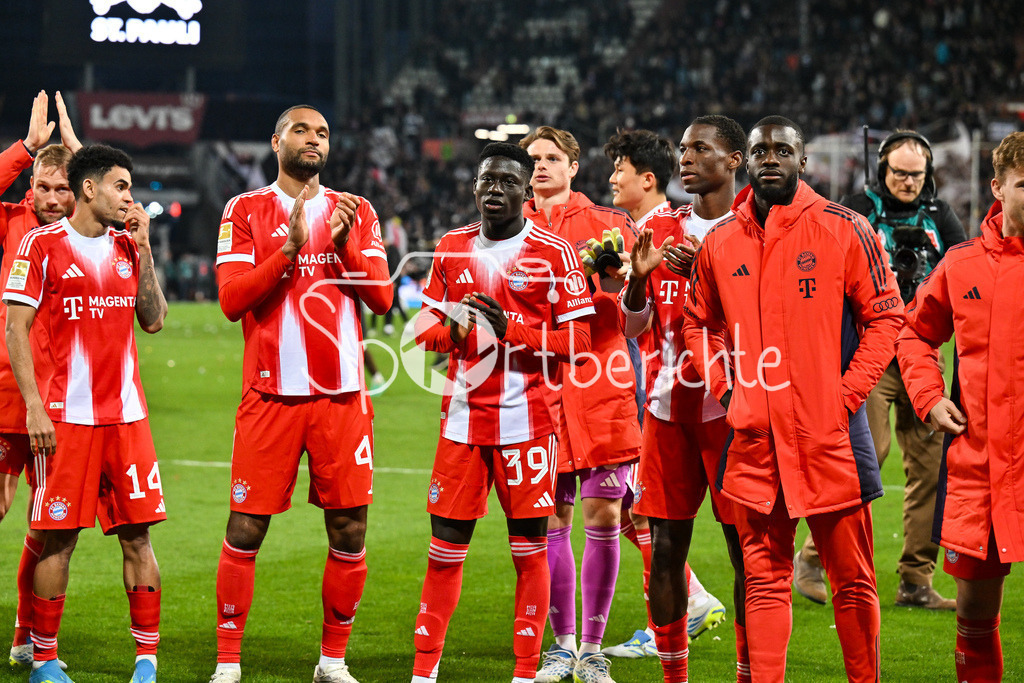 FC St. Pauli - FC Bayern München | ST. PAULI, DEUTSCHLAND - 11. APRIL: die Spieler der Bayern feiern zusammen mit Fans den Auswärssieg in Hamburg nach dem Bundesligamatch zwischen dem FC St. Pauli und dem FC Bayern München am 29. Spieltag im Millerntor Stadion / DFL REGULATIONS PROHIBIT ANY USE OF PHOTOGRAPHS AS IMAGE SEQUENCES AND/OR QUASI-VIDEO / Jonathan TAH (FC Bayern Munich 4), Bara NDIAYE (FC Bayer Munich 39)