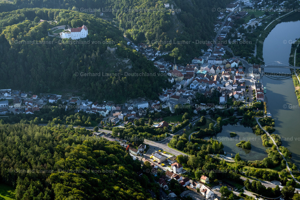 4050972 | RIEDENBURG 03.09.2021 Ortskern am Uferbereich des Altmühl - Flußverlaufes in Riedenburg im Bundesland Bayern, Deutschland. // Village on the banks of the area Altmuehl - river course in Riedenburg in the state Bavaria, Germany. Foto: Gerhard Launer