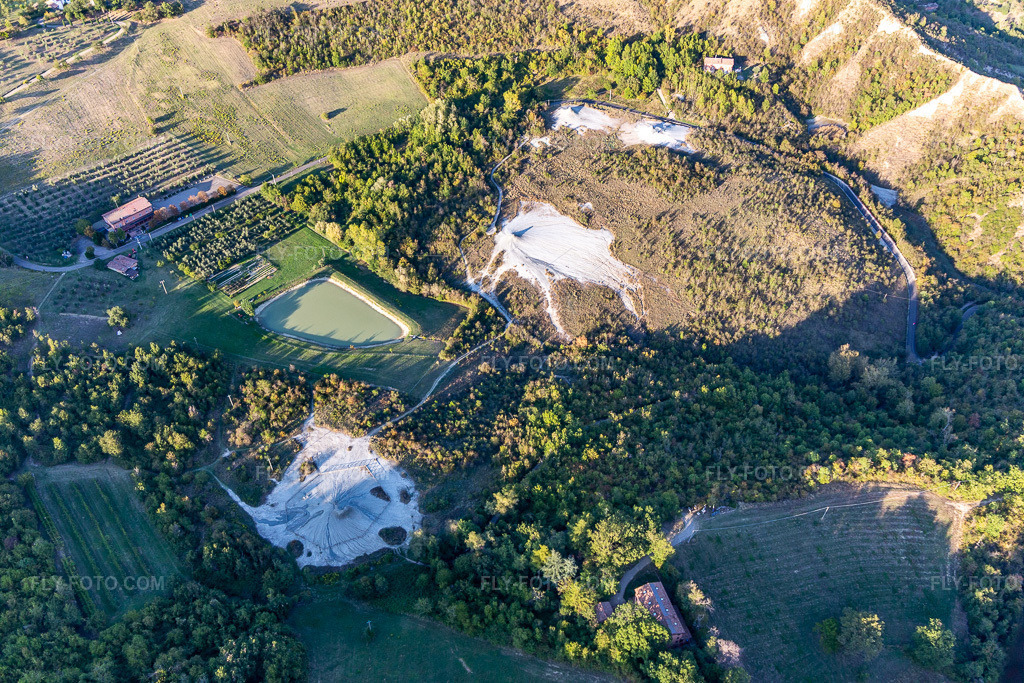 Aerial view: Trattoria da Guido Salse di Nirano Riserva naturale Salse di Nirano in Fiorano Modenese in the state Modena, Italy. – Photo: IMG_134632.jpg taken on 09/19/2022 by Werner Riehm/FLY-FOTO.com – Resolution of the original: 5472 x 3648 px – Salse di Nirano - Italiano