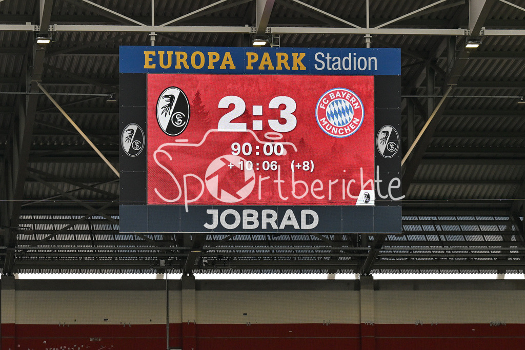 SC Freiburg - FC Bayern München | FREIBURG, GERMANY - 04. APRIL: im Bild die Anzeigetafel mit dem Endstand / Nachspielzeit / während dem Bundesligamatch zwischen dem SC Freiburg und dem FC Bayern München am 28. Spieltag im Europa-Park Stadion / DFL REGULATIONS PROHIBIT ANY USE OF PHOTOGRAPHS AS IMAGE SEQUENCES AND/OR QUASI-VIDEO