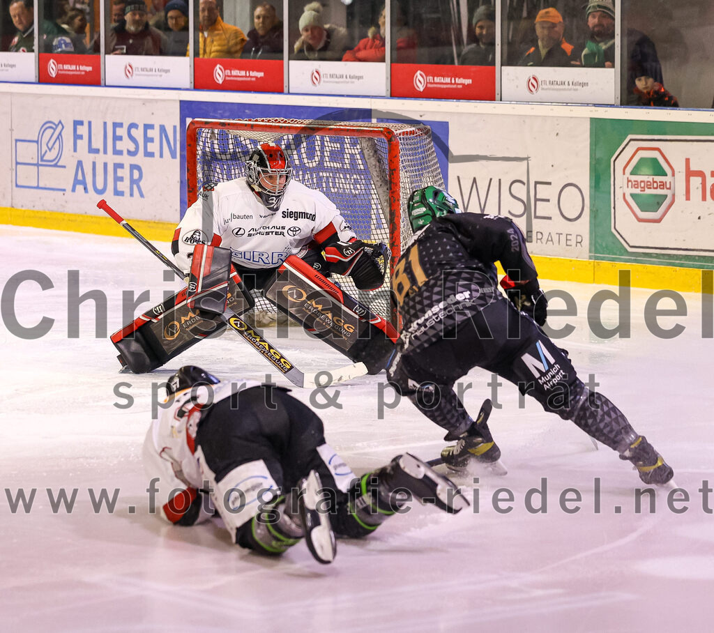 2024-03-08_061_TSV_Erding_gegen_EHC_Koenigsbrunn | Erding, Deutschland, 08.03.2024:
Eishockey, Bayernliga Playoffs 2023 / 2024, 1. Spieltag, TSV Erding gegen EHC Königsbrunn, Endergebnis: 3:0

Torwart Stefan Vajs (EHC Königsbrunn, #32), David Farny (EHC Königsbrunn, #67), Maximilian Forster (Erding Gladiators, #81)

Foto: Christian Riedel / fotografie-riedel.net