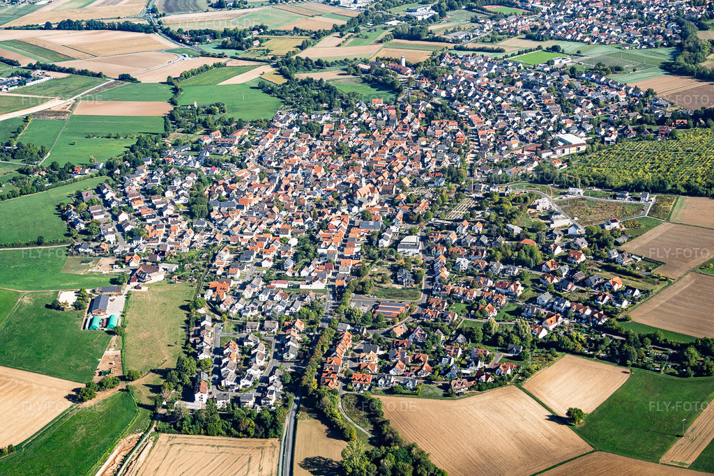 Luftbild: Ortsansicht von Südwesten im Ortsteil Pflaumheim in Großostheim im Bundesland Bayern in Deutschland. – Foto: IMG_159147.jpg vom 22.09.2026 durch Werner Riehm/FLY-FOTO.de – Auflösung des Originals: 5924 x 3949 px