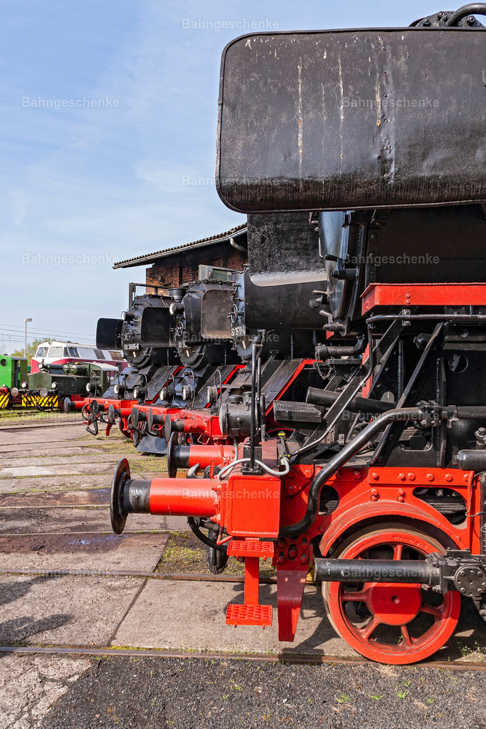SalzwedelParade3p260408 | Stöbern Sie durch einzigartige Aufnahmen und finden die perfekte Aufnahme für jeden Eisenbahnentheusiast! Stellen Sie sich aus einer Reihe von Möglichkeiten wie der Druck auf Leinwände, Fotoposter, Kalender oder Magnetfotos Ihr Geschenk zusammen - Realisiert mit Pictrs.com