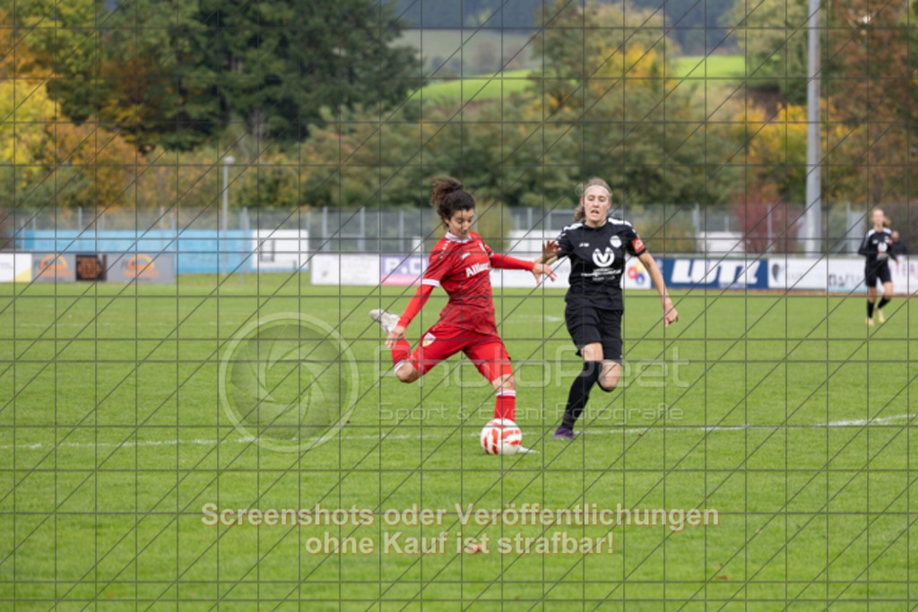 20251012_144110_1252 | #,1.FC Donzdorf (schwarz) vs. VfB Stuttgart II (rot), Fussball, Frauen-Verbandsliga Württemberg, 05. Spieltag, Saison 2025/2026, Rasenplatz Lautertal Stadion, Süßener Straße 16, 73072 Donzdorf, 12.10.2025 - 13:00 Uhr,Foto: PhotoPeet-Sportfotografie/Peter Harich