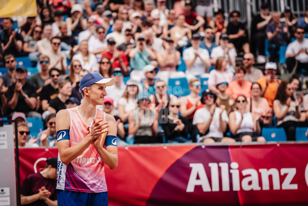 Beachvolleyball | Männer | Allianz German Beach Tour 2025 | Tourstop Hamburg | 01.06.2025 | Momme Lorenz läuft in die Arena ein