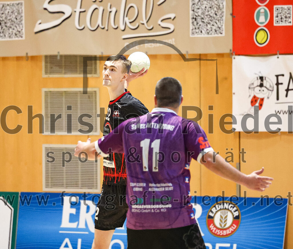 2024-09-21_022_SpVgg_Altenerding_gegen_TSV_1861_Mainburg | Erding, Deutschland, 21.09.2024:Handball, Bezirksoberliga Männer 2024 / 2025, 1. Spieltag, SpVgg Altenerding gegen TSV 1861 Mainburg, Endergebnis: 36:20Sebastian Rauscher (TSV 1861 Mainburg, #22), Christian Loris (SpVgg Altenerding, #11)Foto: Christian Riedel / fotografie-riedel.net