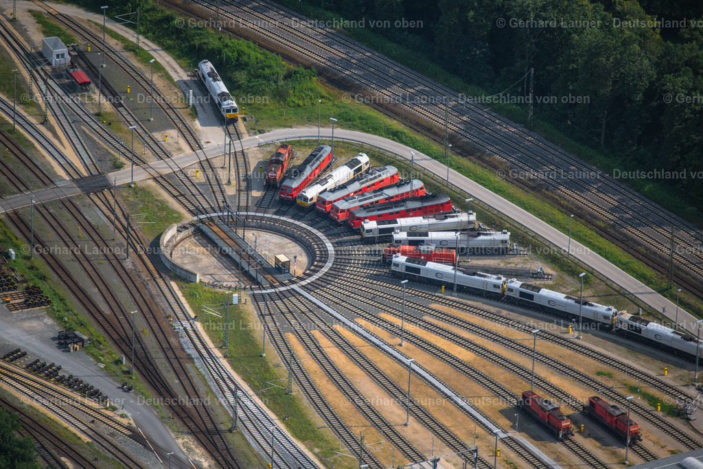 4047558 | NüRNBERG 21.08.2021 Gleisanlagen und Schienenstrecken am Rundschuppen ( auch Lokschuppen, Lokhalle oder Triebfahrzeughalle ) des Bahn- Betriebswerkes im Ortsteil Rangierbahnhof in Nürnberg im Bundesland Bayern, Deutschland. Weiterführende Informationen bei: DB Netz AG,  Deutsche Bahn AG. // Trackage and rail routes on the roundhouse - locomotive hall of the railway operations work in the district Rangierbahnhof in Nuremberg in the state Bavaria, Germany. Further information at: DB Netz AG,  Deutsche Bahn AG. Foto: Gerhard Launer