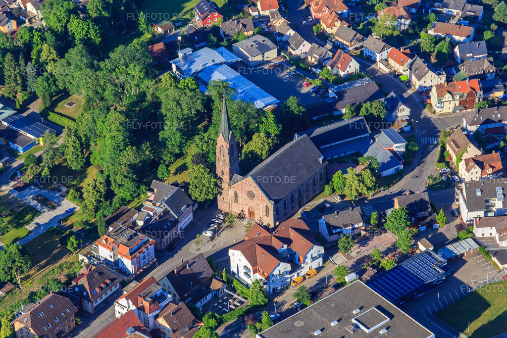 Luftbild: Lorenzkirche im Ortsteil Saint Georgen im Schwarzwald in St. Georgen im Schwarzwald im Bundesland Baden-Württemberg in Deutschland. Foto: IMG_149193.jpg vom 29.06.2025 durch Werner Riehm/FLY-FOTO.de