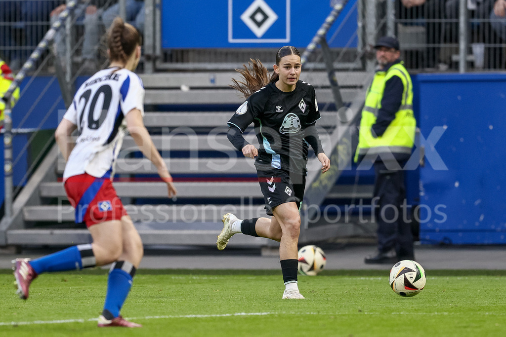 Fussball, DFB-Pokal Frauen, Hamburger SV - SV Werder Bremen | v.li.: Tuana Mahmoud (SV Werder Bremen, 10) am Ball, Einzelbild, Ganzkörper, Aktion, Action, Spielszene, DIE DFB-RICHTLINIEN UNTERSAGEN JEGLICHE NUTZUNG VON FOTOS ALS SEQUENZBILDER UND/ODER VIDEOÄHNLICHE FOTOSTRECKEN. DFB REGULATIONS PROHIBIT ANY USE OF PHOTOGRAPHS AS IMAGE SEQUENCES AND/OR QUASI-VIDEO.