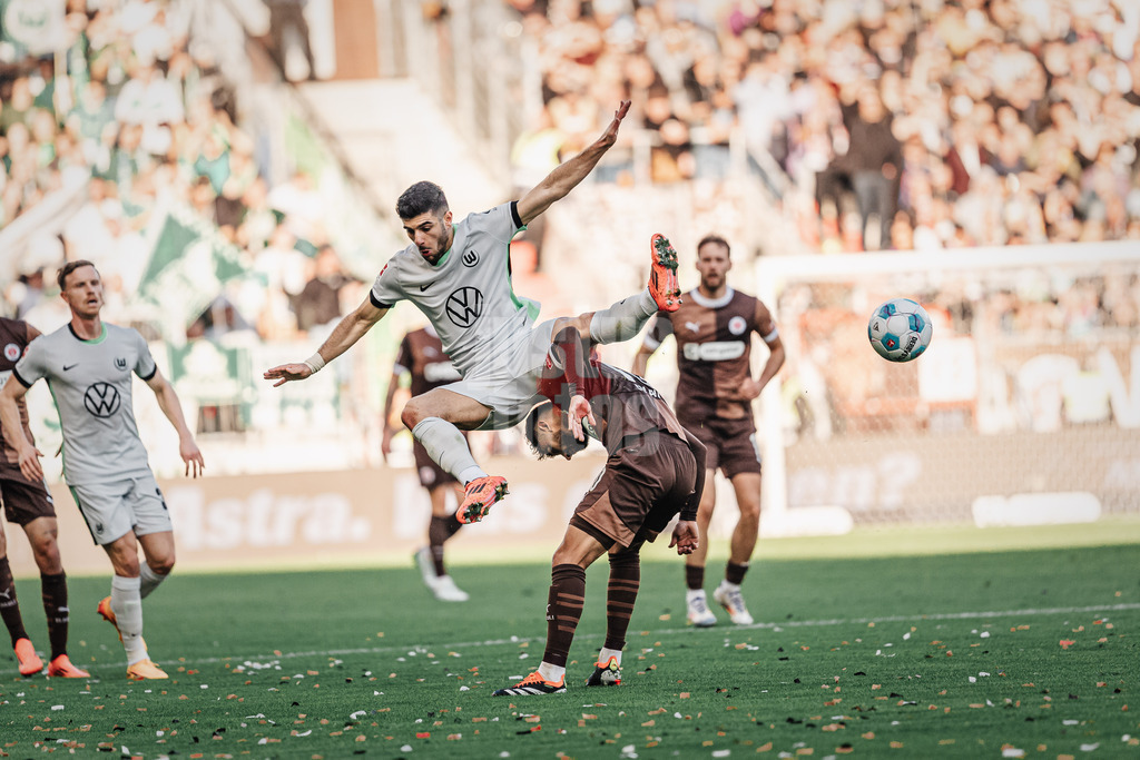 Fußball | Männer | Saison 2024/2025  | Fußball-Bundesliga | 8. Spieltag | FC St. Pauli vs. VfL Wolfsburg | 26.10.2024 | oben Konstantinos Koulierakis (#4, VfL Wolfsburg) unten Danel Sinani (#10, FC St. Pauli) beim Kampf um den Ball