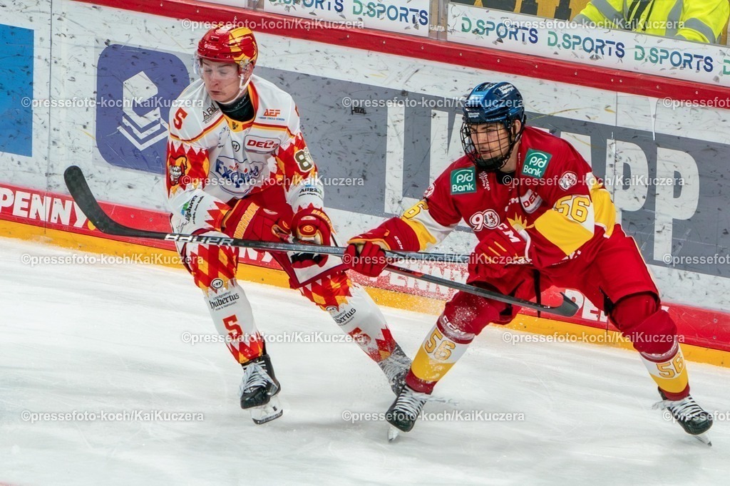 xKKU28092501076 | 28.09.2025, xKKUx, Eishockey, DEL2, Düsseldorfer EG - ESV Kaufbeuren, PSD-Bank Dome in Düsseldorf: Paul Mayer (Kaufbeuren #05) im Zweikampf gegen Noren (DEG #56)