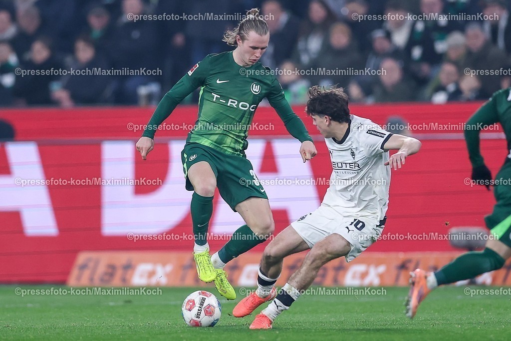BMG13122501055 | 13.12.2025, Fußball, Borussia Mönchengladbach - VfL Wolfsburg, 1. Fußball Bundesliga, 14.Spieltag, Borussia-Park, Saison 2025 2026: Patrick Wimmer&nbsp;(VfL Wolfsburg #39) im Zweikampf gegen  Florian Neuhaus&nbsp;(Borussia Mönchengladbach #10)  DFB regulations prohibit any use of photographs as image sequences and or quasi-video.