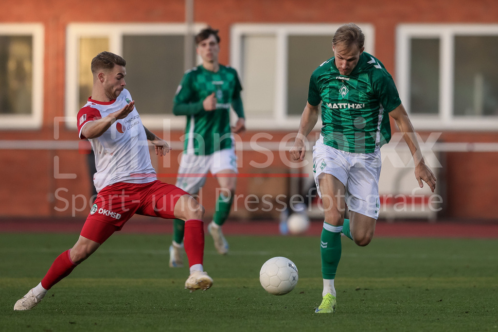 Fussball, Regionalliga Nord, SV Werder Bremen II - VfB Lübeck | v.li.: Tom Geerkens (VfB Lübeck, 6) und Jannic Ehlers (SV Werder Bremen II, 9) im Zweikampf, Duell, Dynamik, Aktion, Action, Spielszene