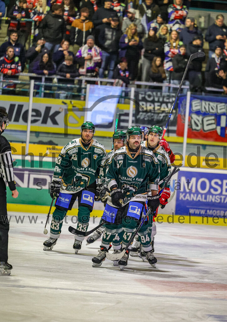 2025-11-16_062_TSV_Erding_gegen_Selber_Woelfe | Erding, Deutschland, 16.11.2025:Eishockey, Oberliga Süd 2025 / 2026, 17. Spieltag, TSV Erding gegen Selber Wölfe, Endergebnis: 3:1Marc Schmidpeter (Erding Gladiators, #33), Marco Pfleger (Erding Gladiators, #47)Foto: Christian Riedel / fotografie-riedel.net
