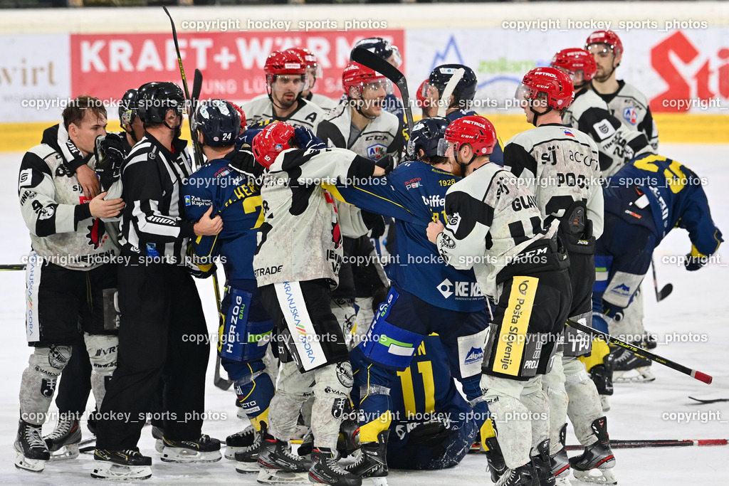 EK Zeller Eisbären vs. HDD Jesenice 1.10.2022 | #11 Ban Daniel, BERGANT Anze, KANYO Tamas, Referees, #47 Glavic Gasper, Faustkampf, #40 Blomberg Niki, #91 Jezovsek Zan, #26 Rep Ozbej, #9 Rajsar Patrik, #44 Planko David