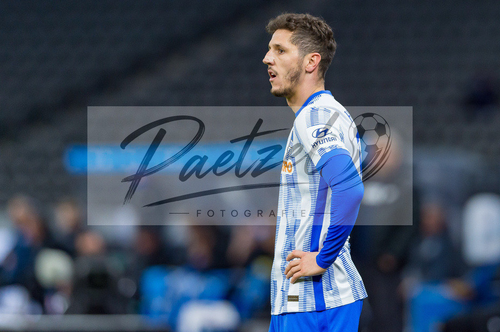 HERBOC20220204_231 | Fussball, Herren: Stevan Jovetic (Hertha BSC) schaut bei dem Spiel der 1. Bundesliga zwischen Hertha BSC und VfL Bochum im Olypiastadion am 04.02.2022 in Berlin, Deutschland.DFB / DFL REGULATIONS PROHIBIT ANY USE OF PHOTOGRAPHS AS IMAGE SEQUENCES AND/OR QUASI-VIDEO. - Realisiert mit Pictrs.com