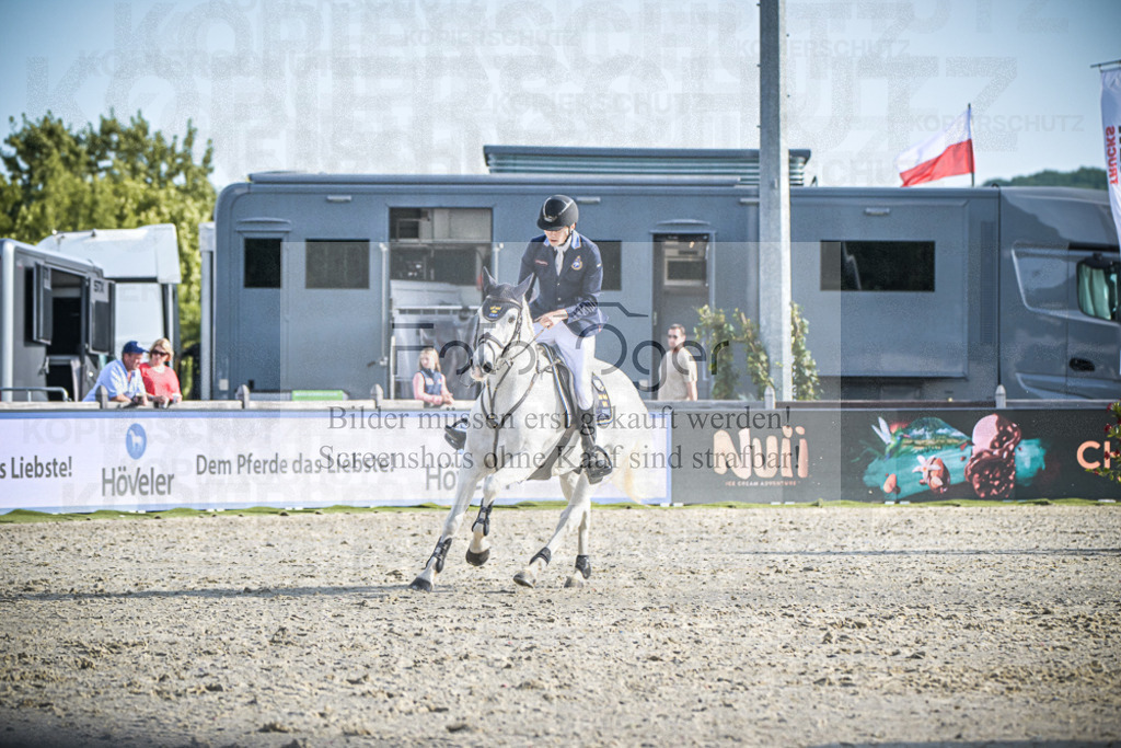 DOS_9379 | Entdecke hochwertige Reitturnierfotos von Foto Oger. Professionell, emotional und authentisch – jetzt Lieblingsmomente im Shop bestellen.Deutschlandweite Turnierfotografie. - Realisiert mit Pictrs.com