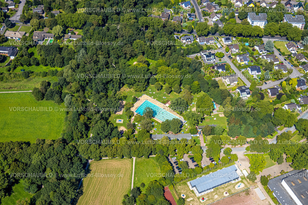 Voerde240802682Freibad | Luftbild, städt. Freibad Voerde ((Hermann-Breymann-Bad), Park an der Allee, Badegäste im Schwimmbecken und auf der Liegewiese, Voerde, Ruhrgebiet, Nordrhein-Westfalen, Deutschland