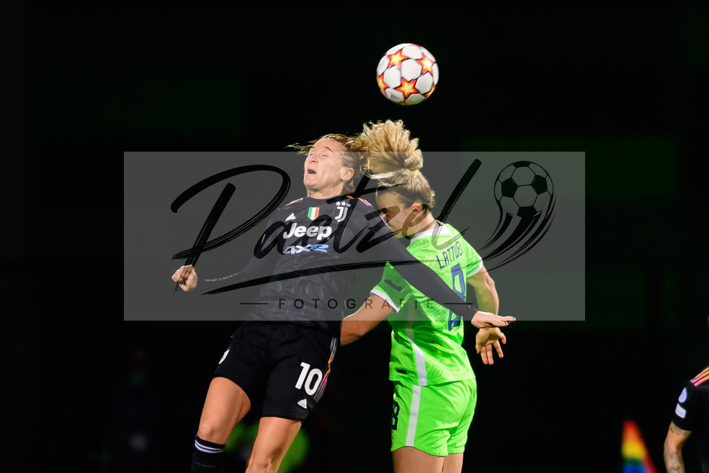 WOBJUV20211118_034_1 | Fussball, Frauen: Cristiana Girelli (Juventus FC) und Lena Lattwein (VfL Wolfsburg) im Zweikampf bei dem Spiel der UEFA Women´s Champions League zwischen VfL Wolfsburg und Juventus Turin im AOK-Stadion am 18.11.2021 in Wolfsburg, Deutschland. - Realisiert mit Pictrs.com